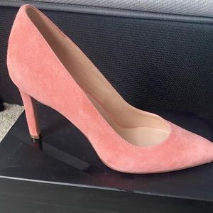 Coral color pumps